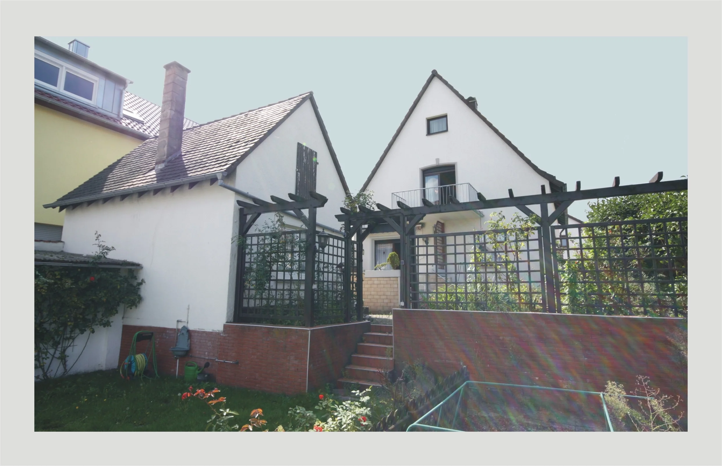 1-Familienhaus mit Nebengebäude, Garage und schönem Garten in angenehmer Wohnlage von KA-Neureut