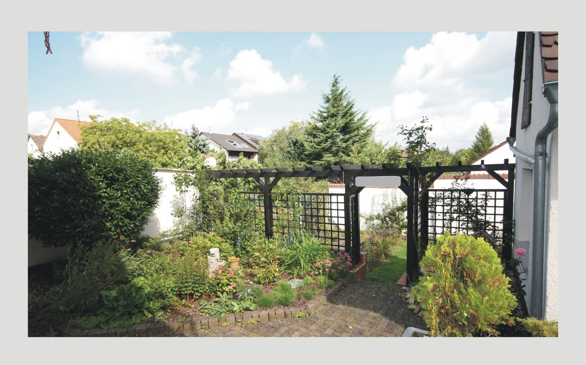 1-Familienhaus mit Nebengebäude, Garage und schönem Garten in angenehmer Wohnlage von KA-Neureut