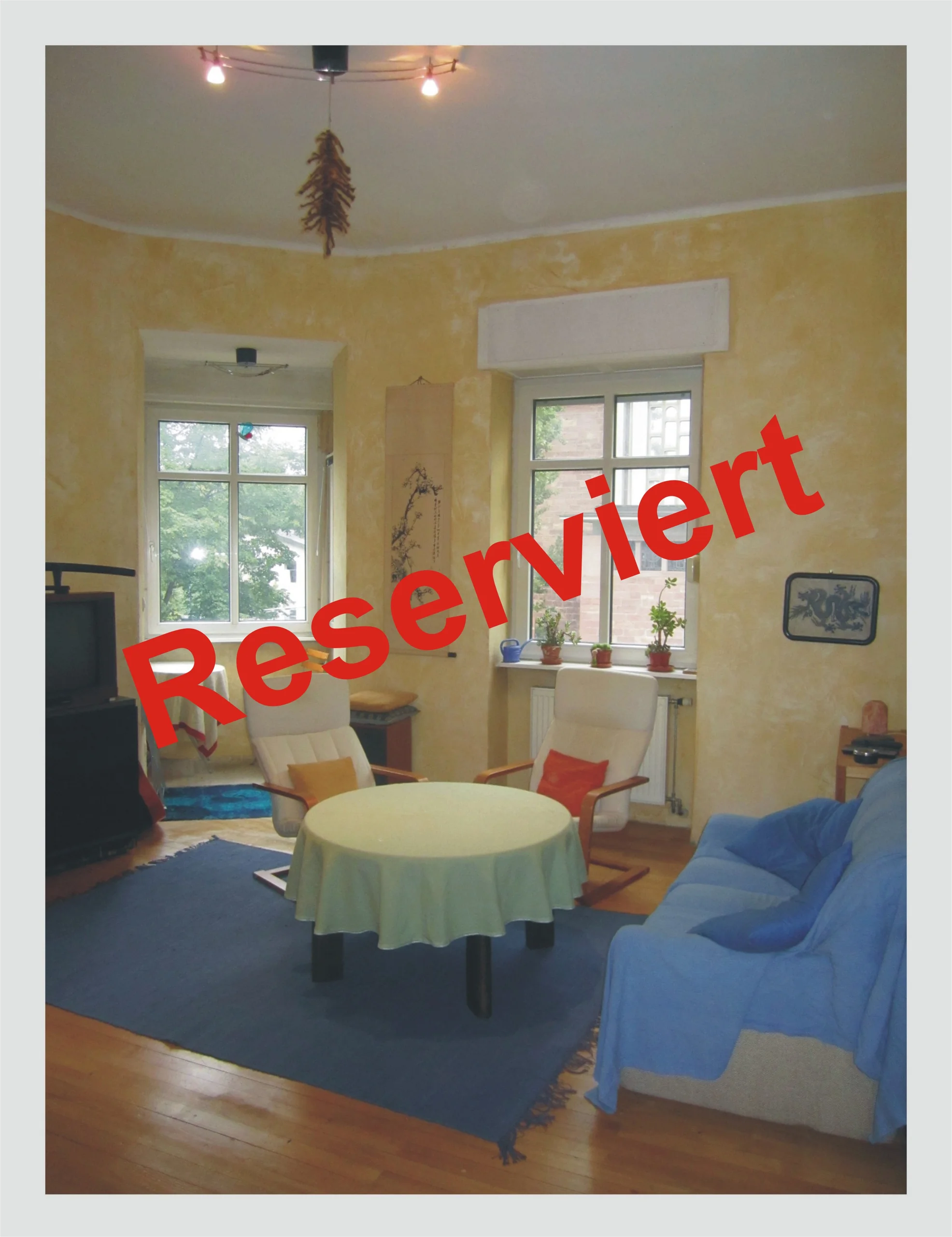 KA-Mühlburg, Peter-und-Paul-Platz / Schöne 2-Zimmer-Wohnung mit Erker, Balkon, Dielenböden und hohen Decken in stilvollem Haus