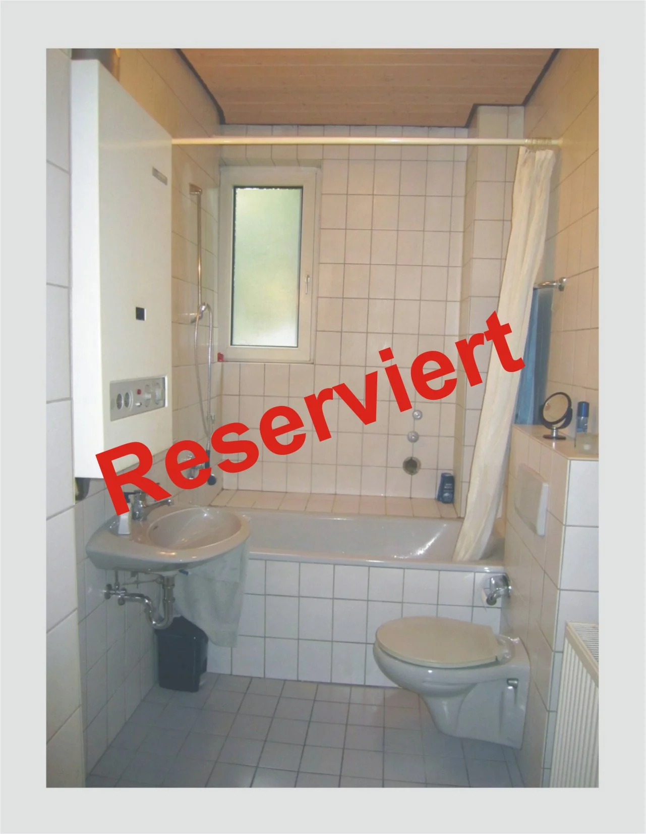 KA-Mühlburg, Peter-und-Paul-Platz / Schöne 2-Zimmer-Wohnung mit Erker, Balkon, Dielenböden und hohen Decken in stilvollem Haus