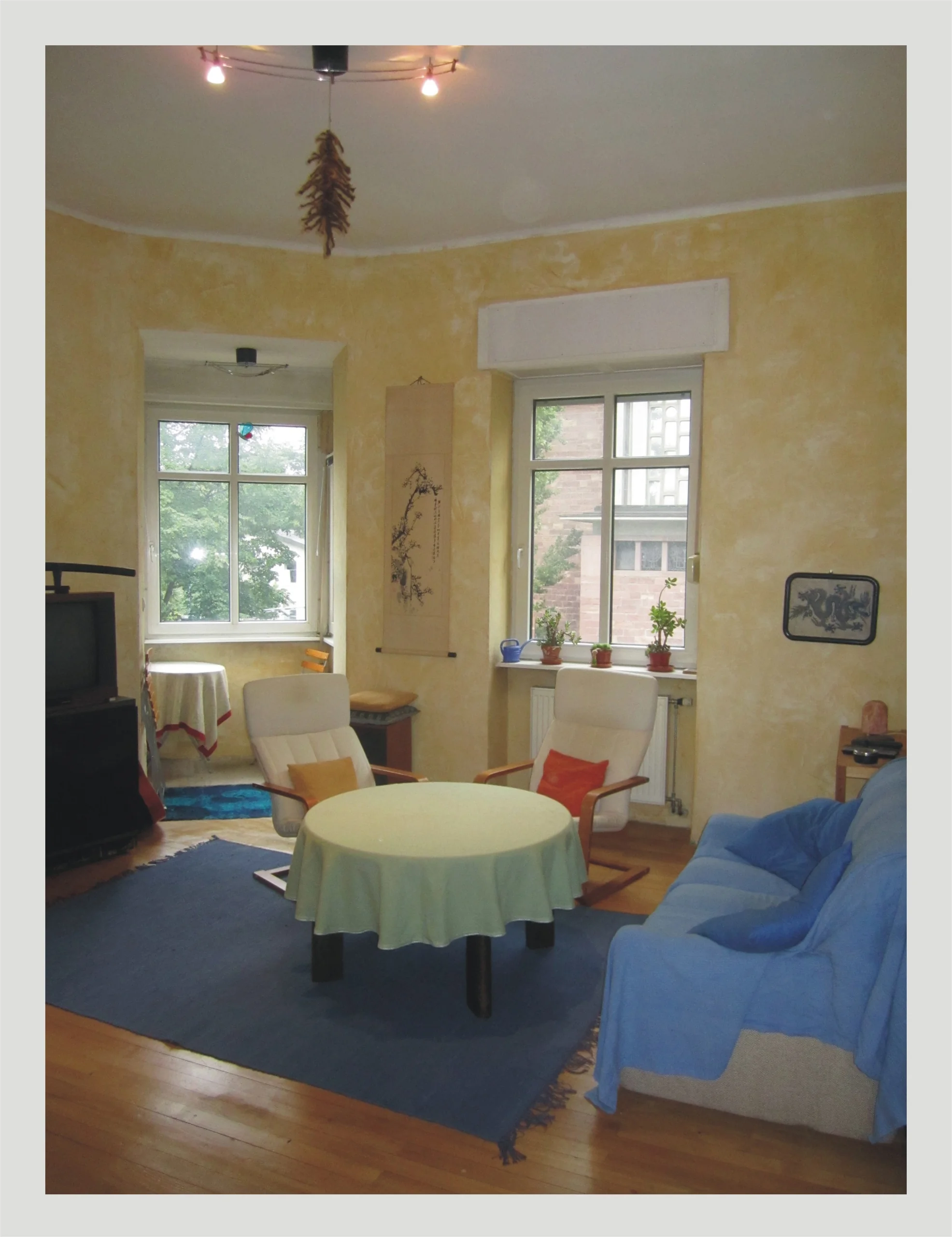 KA-Mühlburg, Peter-und-Paul-Platz / Schöne 2-Zimmer-Wohnung mit Erker, Balkon, Dielenböden und hohen Decken in stilvollem Haus