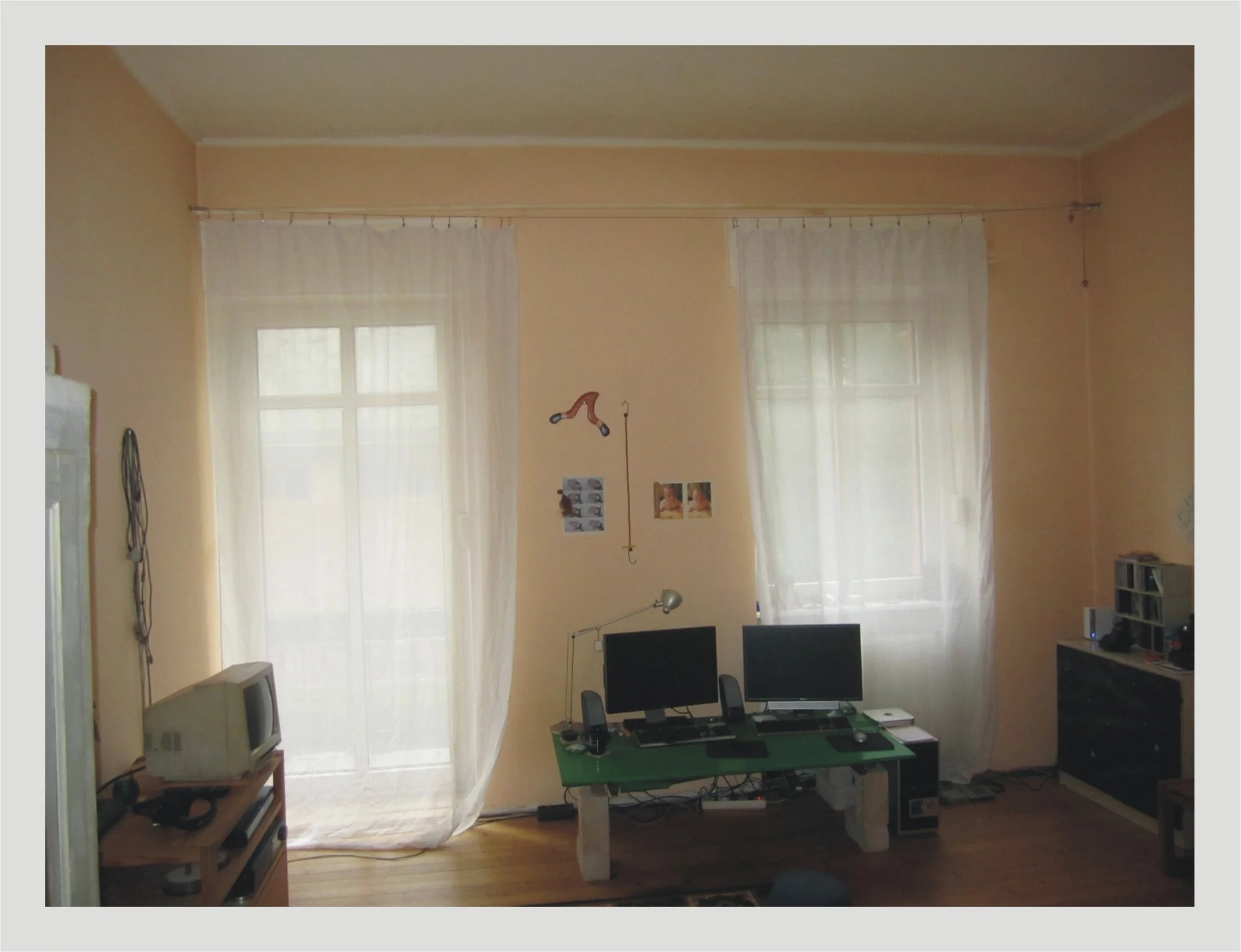 KA-Mühlburg, Peter-und-Paul-Platz / Schöne 2-Zimmer-Wohnung mit Erker, Balkon, Dielenböden und hohen Decken in stilvollem Haus