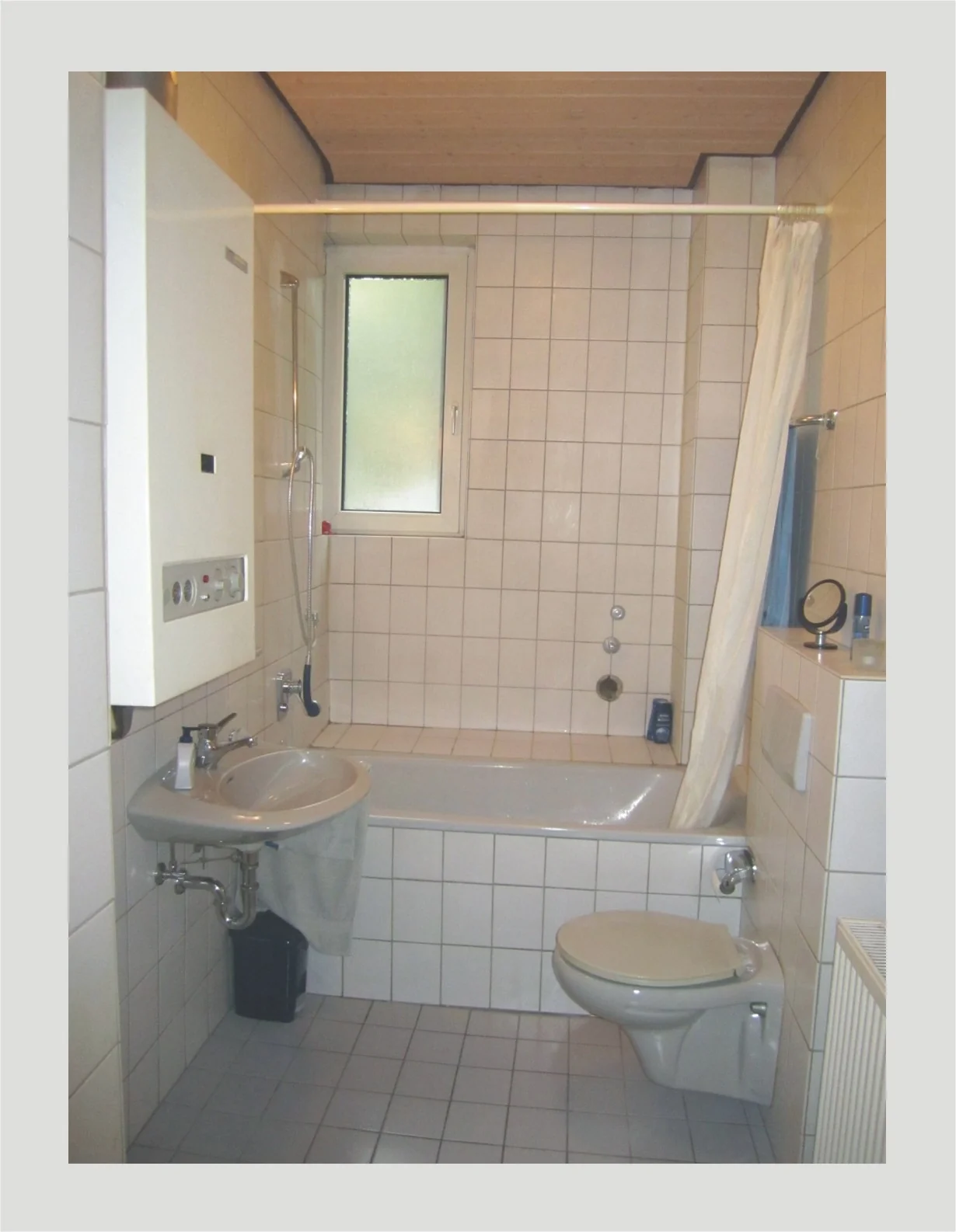 KA-Mühlburg, Peter-und-Paul-Platz / Schöne 2-Zimmer-Wohnung mit Erker, Balkon, Dielenböden und hohen Decken in stilvollem Haus