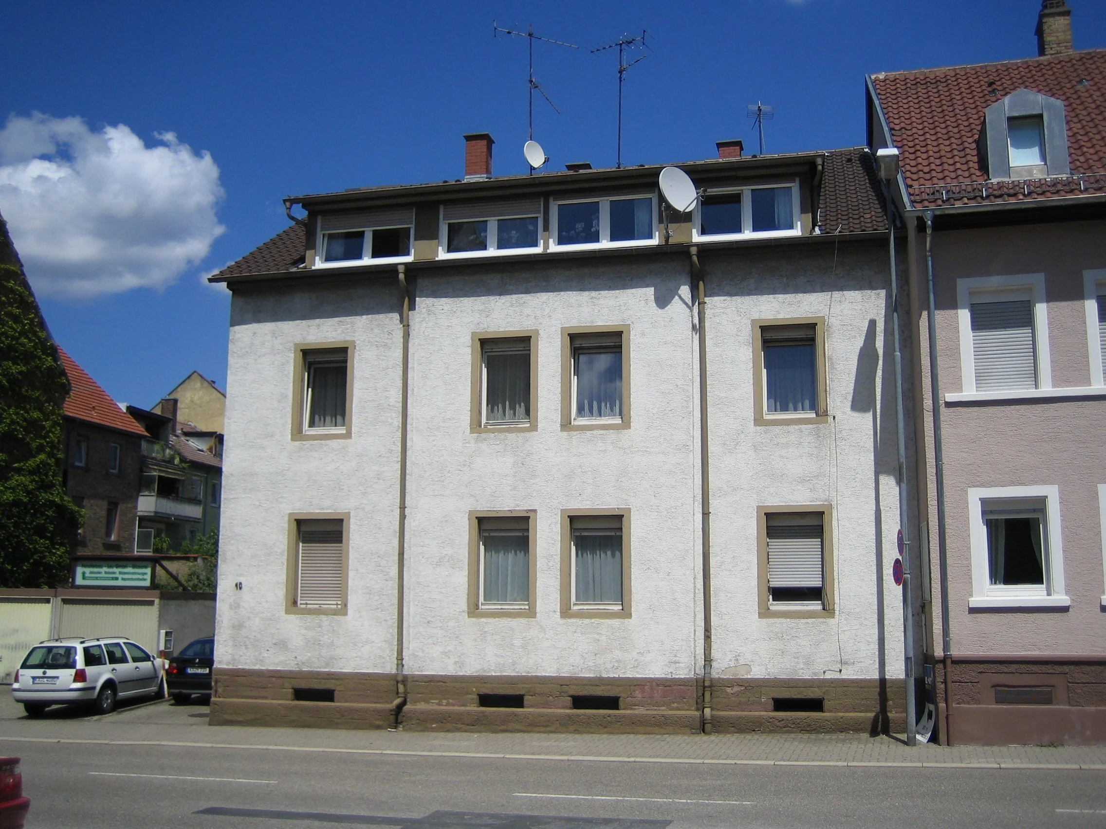Mehrfamilienhaus mit 4 Wohneinheiten in zentraler Lage von Ettlingen / 1 Wohnung ist frei !!