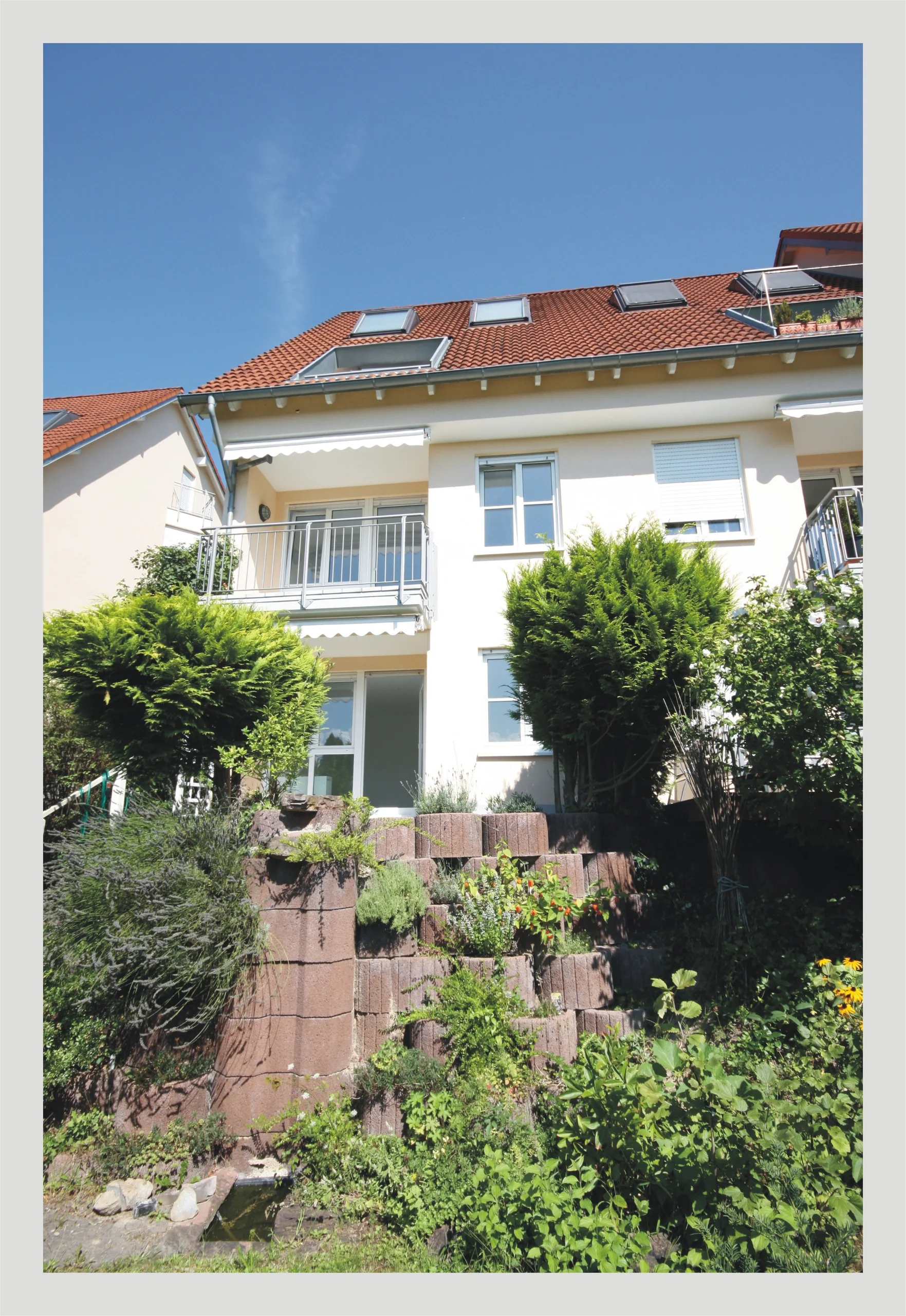 Karlsruhe-Grötzingen / Helle 3-Zi-Maisonette-Wohnung mit Balkon, Terrasse, Duplex-Parker & eigenem Garten in grüner Süd-Hang-Ortsrandlage / bezugsfrei zum 01.10.2012
