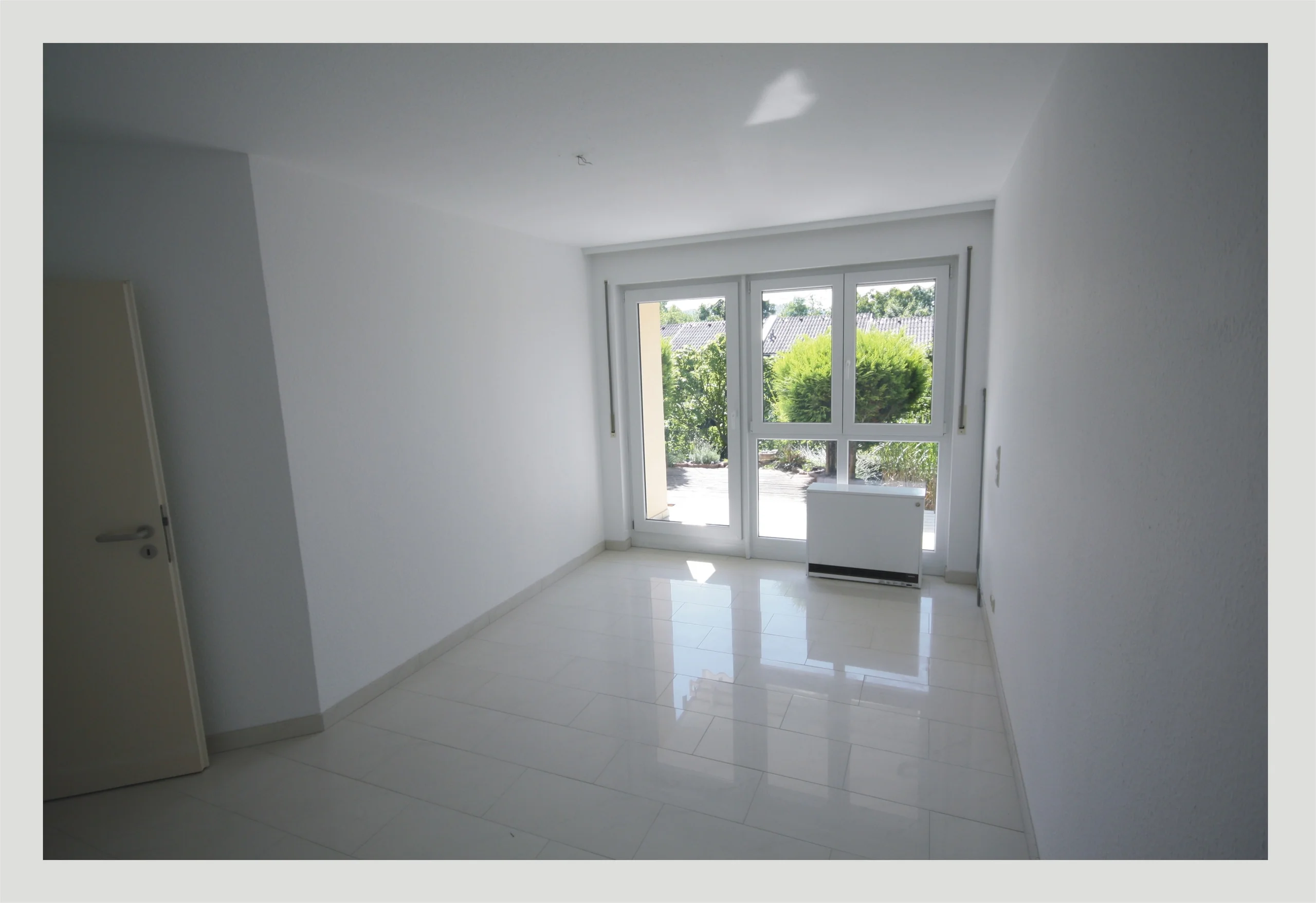 Karlsruhe-Grötzingen / Helle 3-Zi-Maisonette-Wohnung mit Balkon, Terrasse, Duplex-Parker & eigenem Garten in grüner Süd-Hang-Ortsrandlage / bezugsfrei zum 01.10.2012