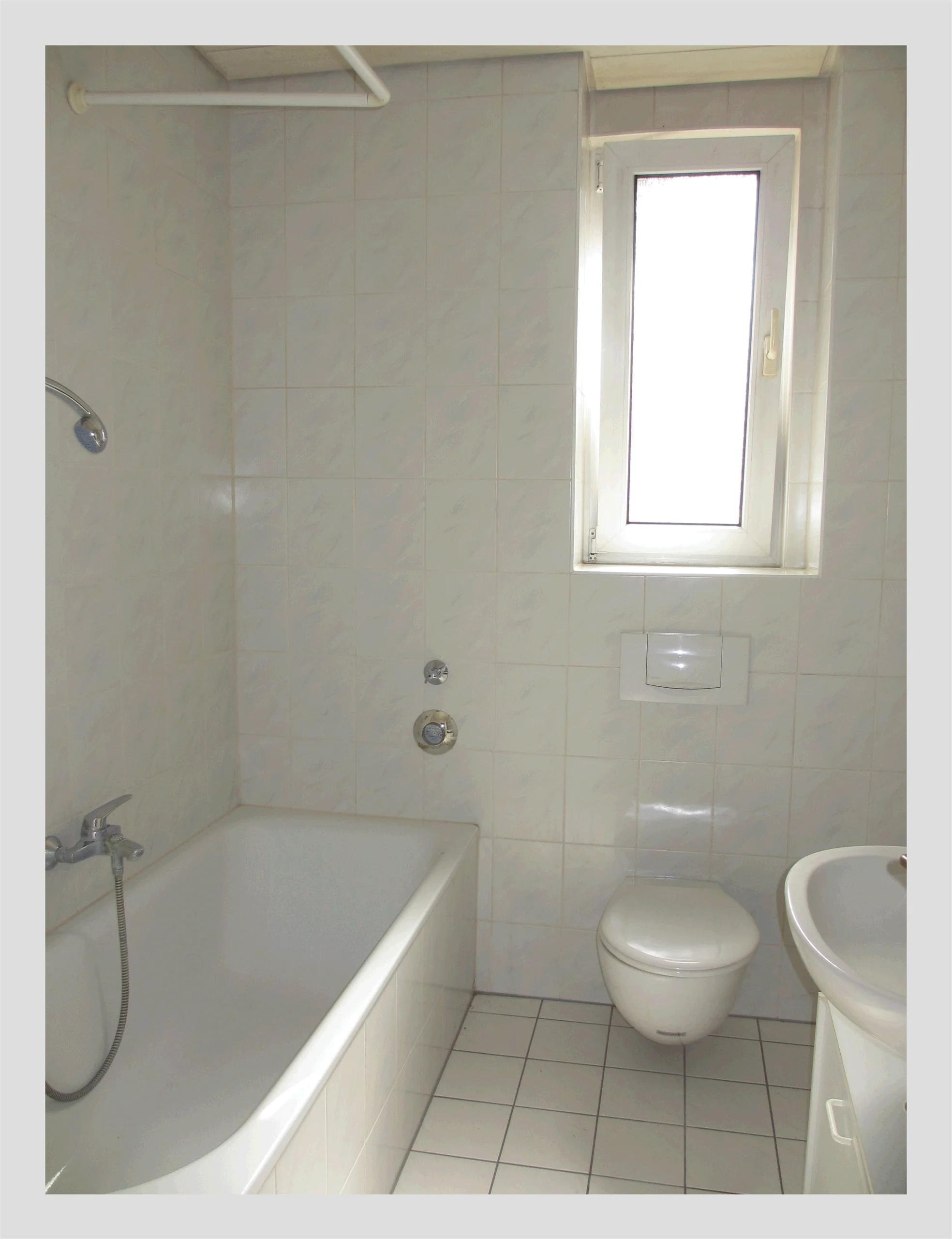 Karlsruhe-Durlach / 3-Zimmer-Wohnung mit 2 Balkonen in stilvollem Altbau, Einbauküche, Tageslichtbad, Turmbergblick, uvm. sofort bezugsfrei!