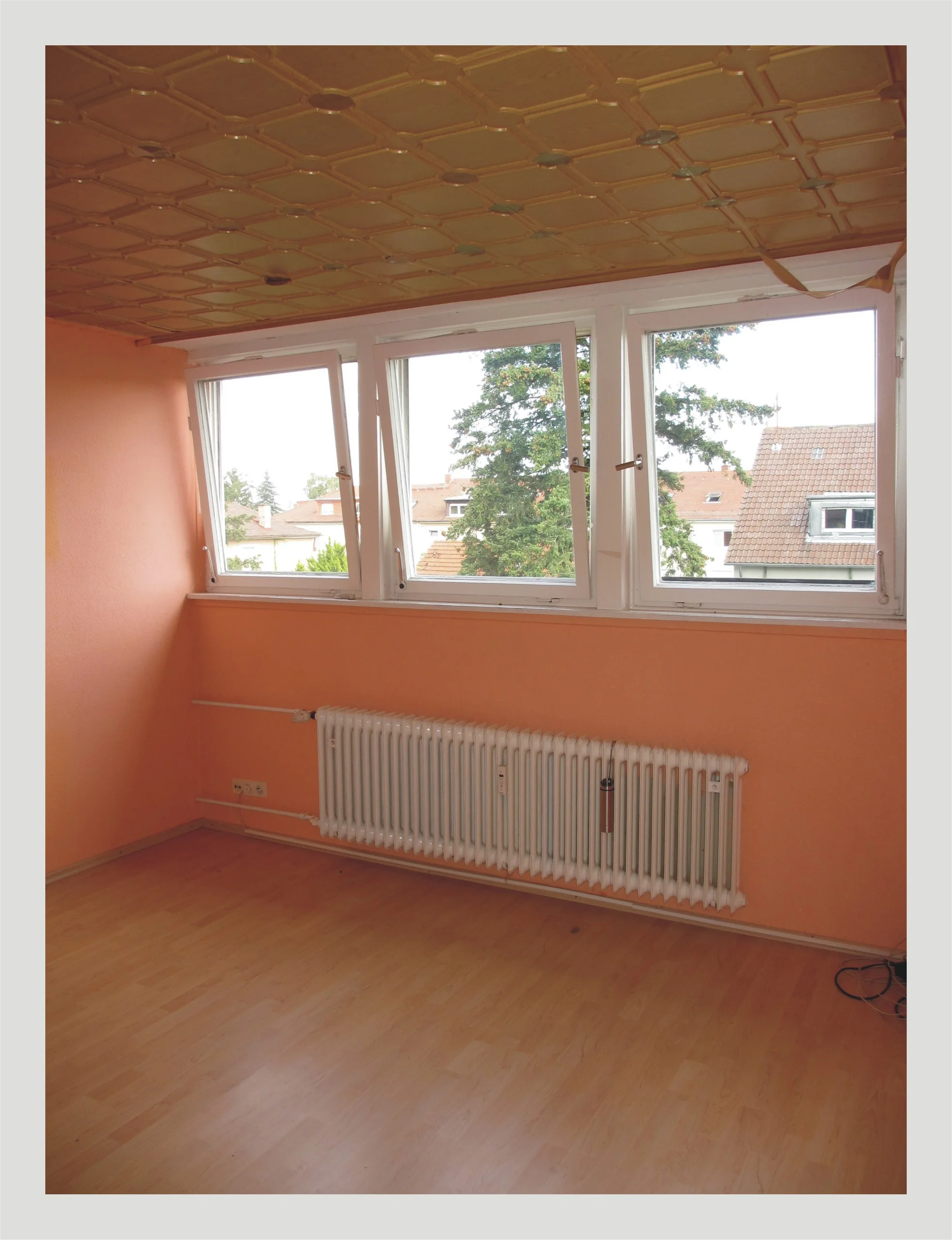 Karlsruhe-Grünwinkel / preiswerte & renovierungsbedürftige 1-Zimmer-DG-Wohnung mit KFZ-Stellplatz und EBK / sofort bezugsfrei