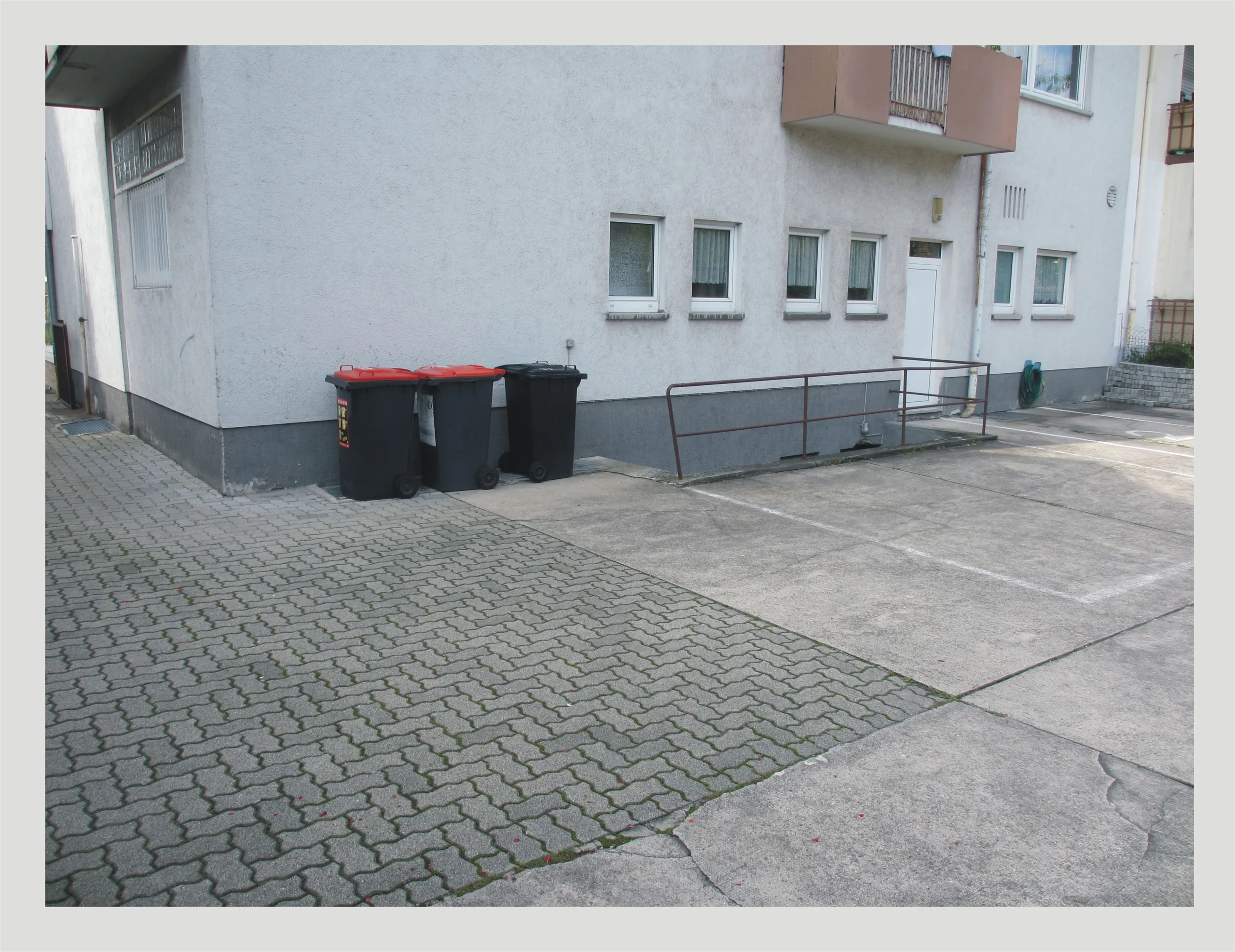 Karlsruhe-Grünwinkel / preiswerte & renovierungsbedürftige 1-Zimmer-DG-Wohnung mit KFZ-Stellplatz und EBK / sofort bezugsfrei