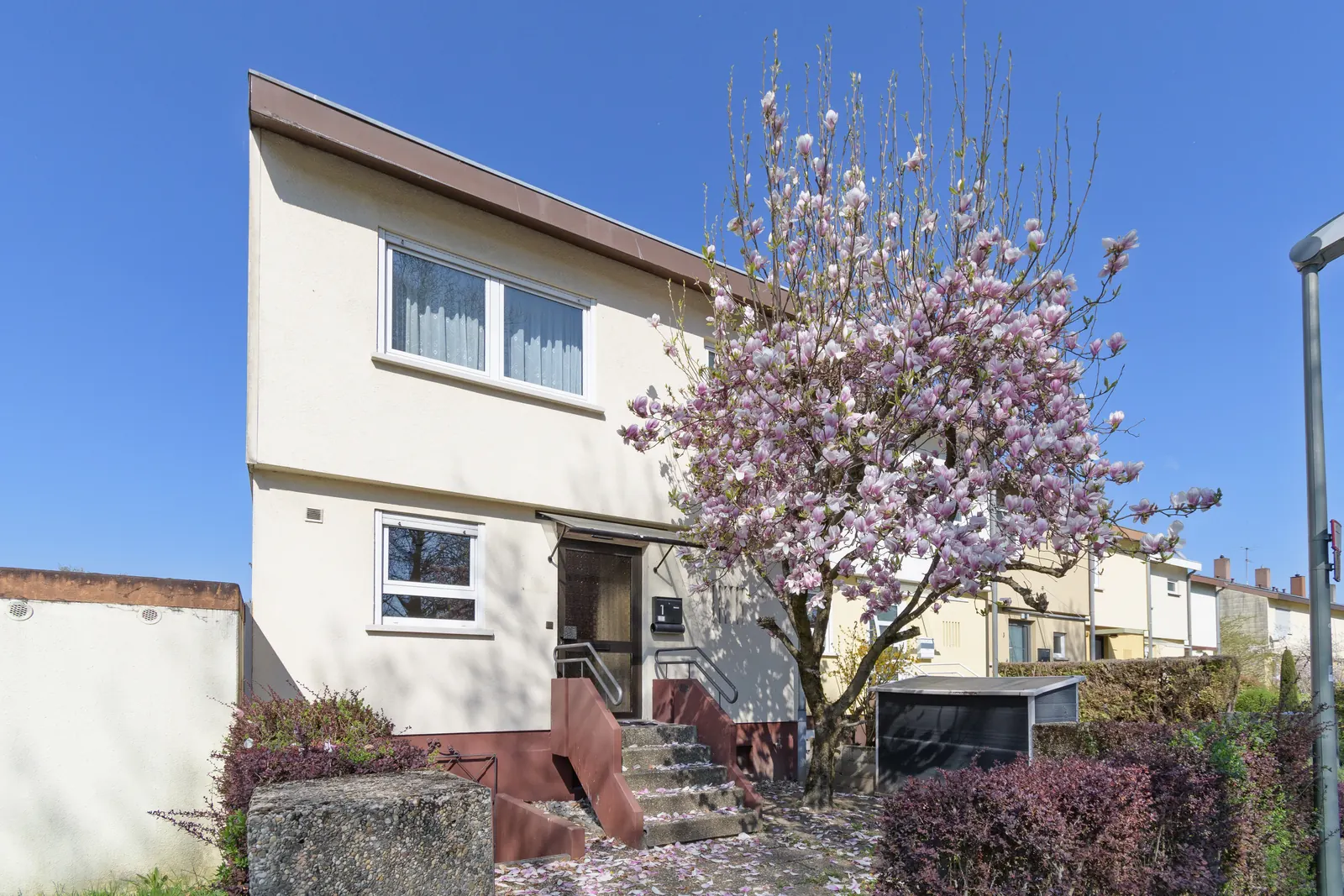 Haus mit blühender Magnolie, An der alten Bach 4