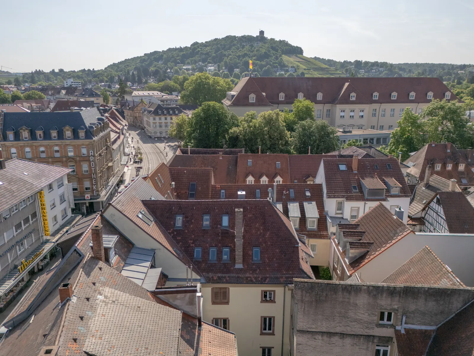 Blick über die Durlacher Altstadt zum Turmberg