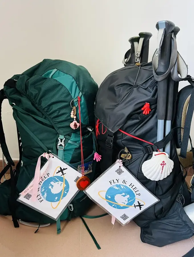 Die beiden Rucksäcke mit dem Logo von Fly & Help