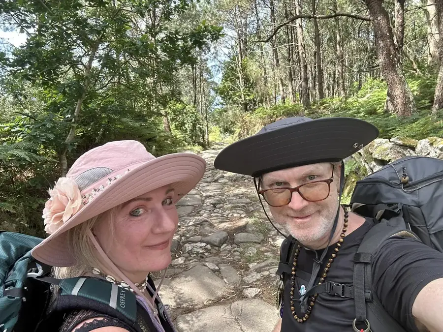Timea und Joachim Krüger auf einem Waldweg