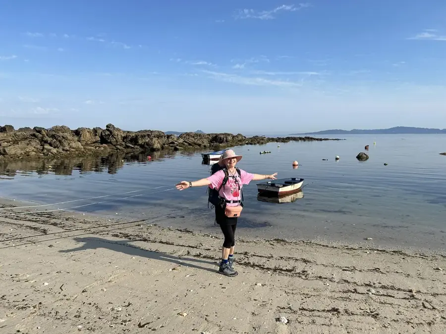 Timea Krüger am Ufer mit Blick auf das Meer