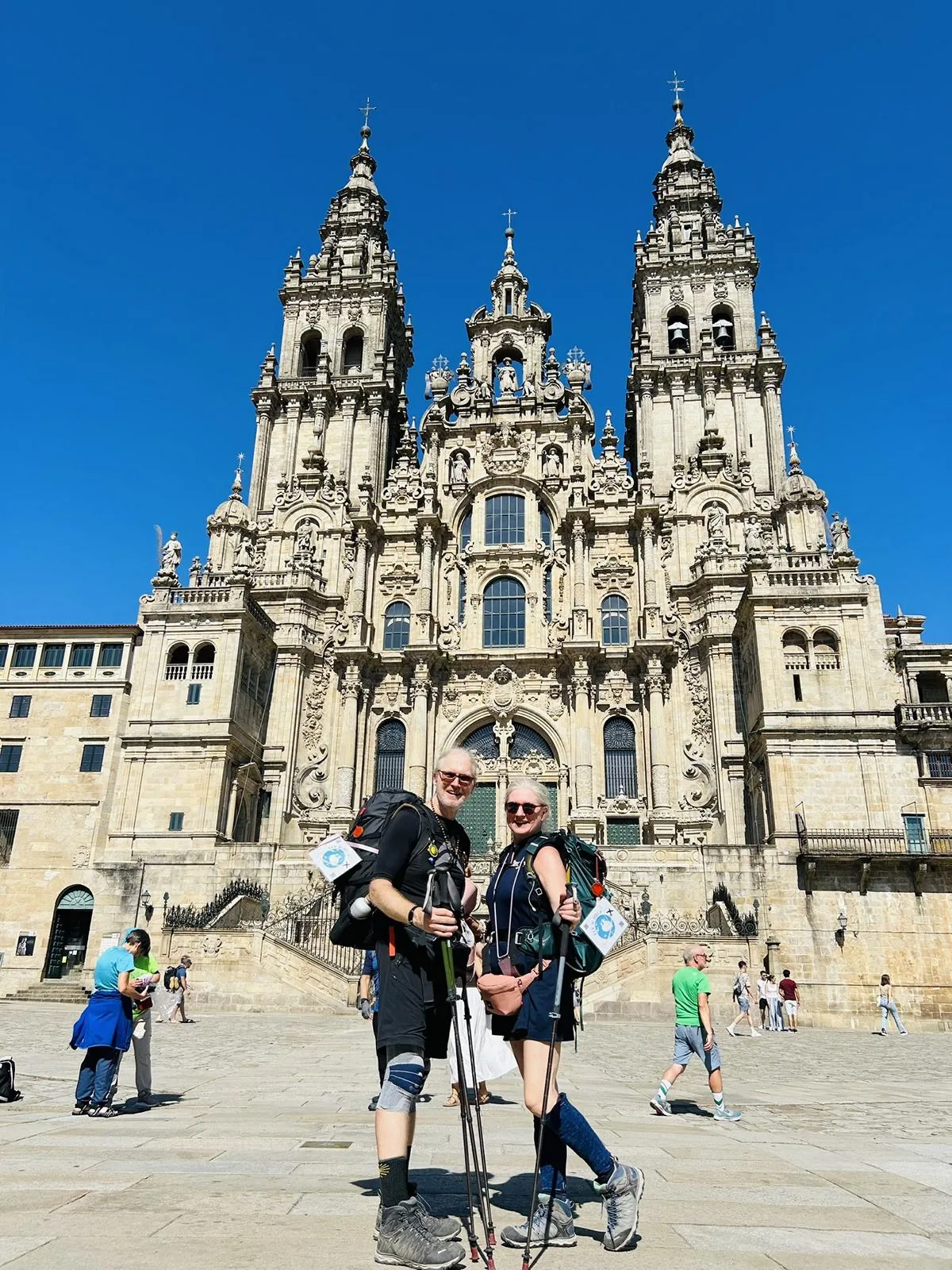 Timea und Joachim Krüger vor der Kathedrale von Santiago de Compostela