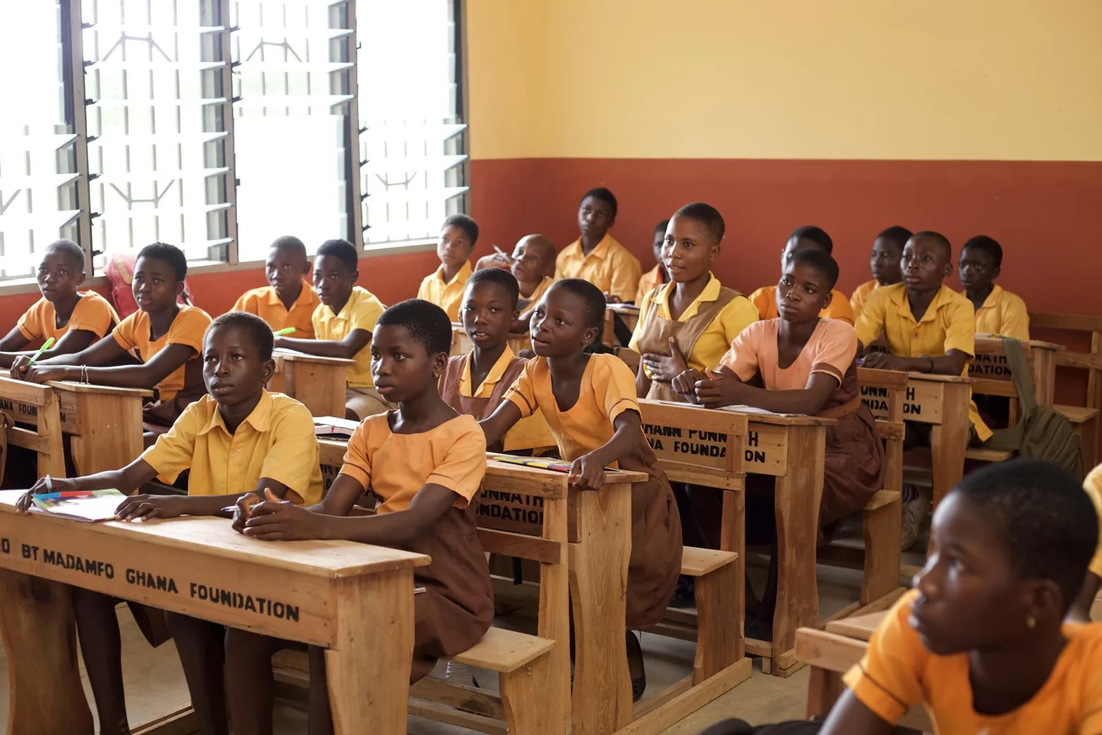 Schulkinder in einem fertigen Klassenzimmer einer Fly-&-Help-Schule in Dzilakope, Ghana