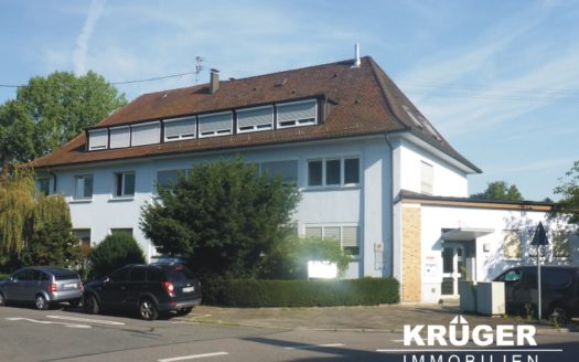 Gebäudeansicht mit Logo